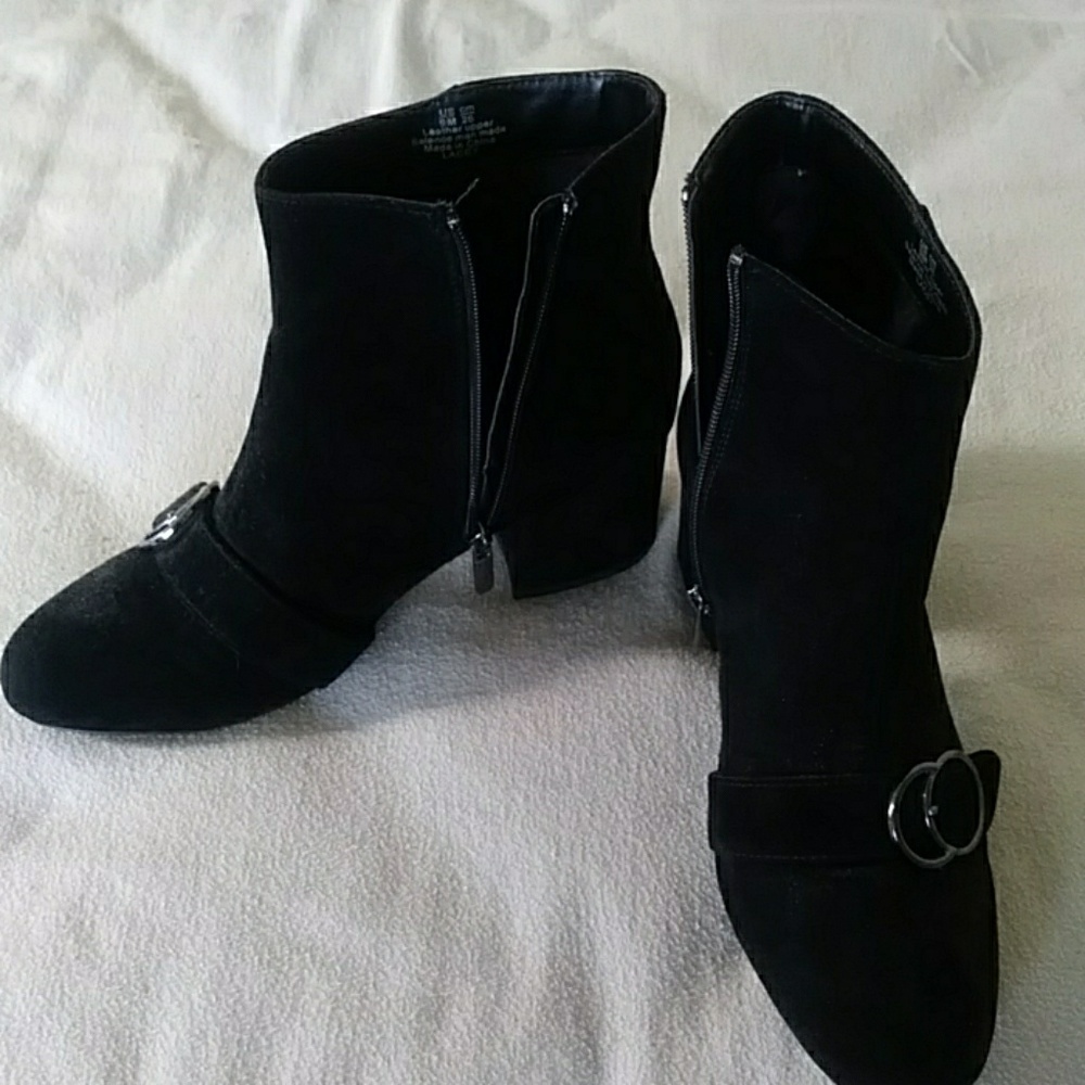 A pair of mind line boots .